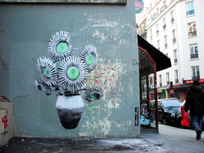Street Artiste LUDO The-Gunflowers Paris 2009