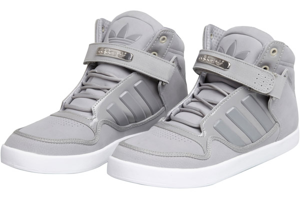 ADIDAS BASKETS AR 2.0 GRIS