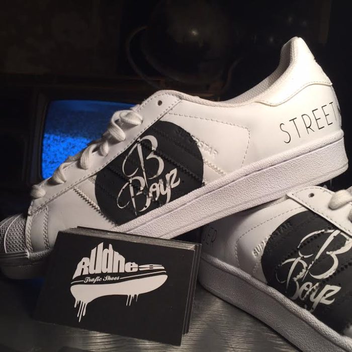 Custom Sneakers réalisé par l'artiste Rudnes