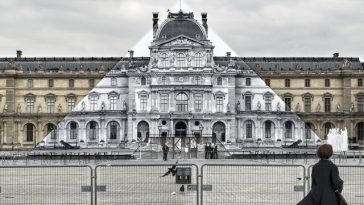 La pyramide du Louvre caché par un collage géant de JR