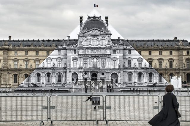 La pyramide du Louvre caché par un collage géant de JR
