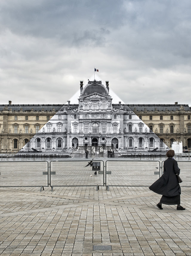La pyramide du Louvre caché par un collage géant de JR