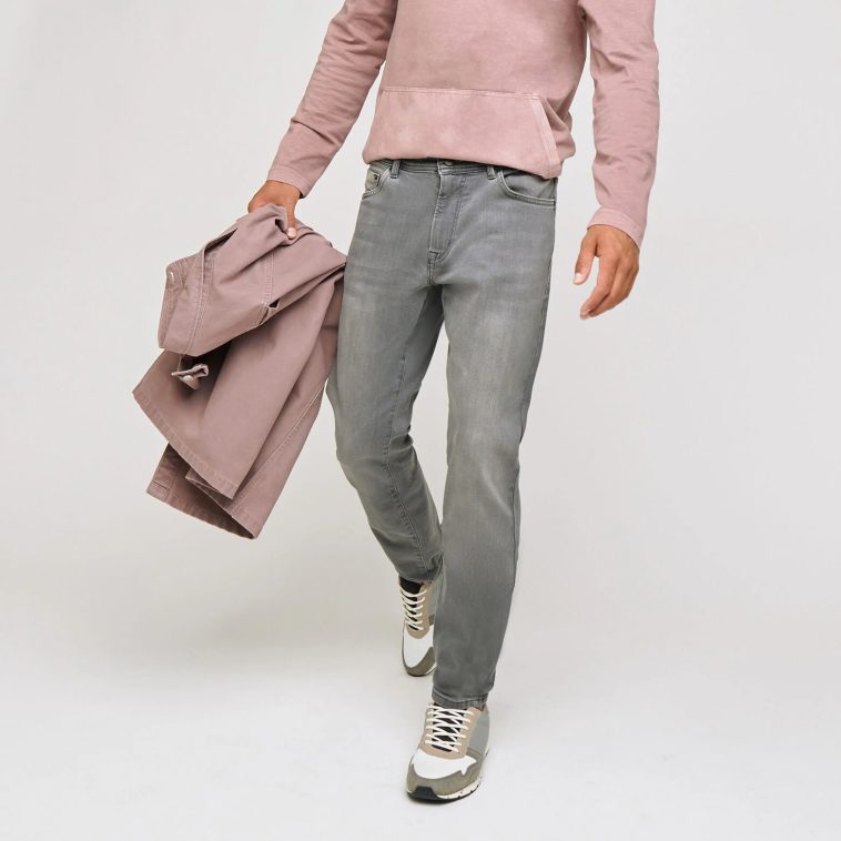 Quelles sneakers porter avec un jean gris