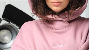 la mode du hoodie oversize pour femme cette saison