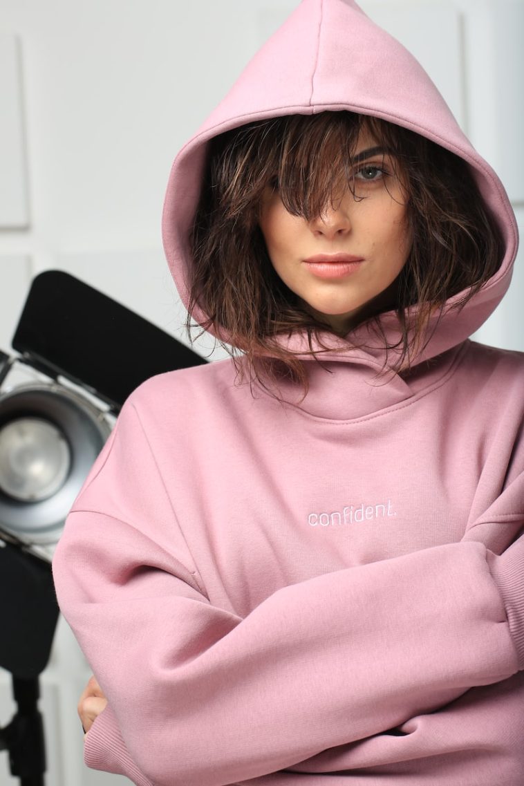 la mode du hoodie oversize pour femme cette saison