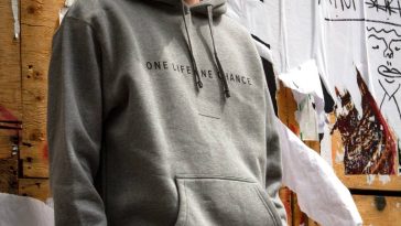 porter un sweat à capuche toutes les saisons