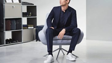 porter des sneakers avec un costume