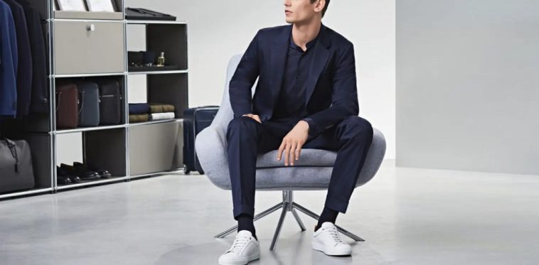 porter des sneakers avec un costume
