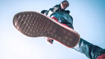 Semelle extérieure d'une sneaker vue du dessous, crampons visibles