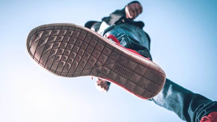 Semelle extérieure d'une sneaker vue du dessous, crampons visibles