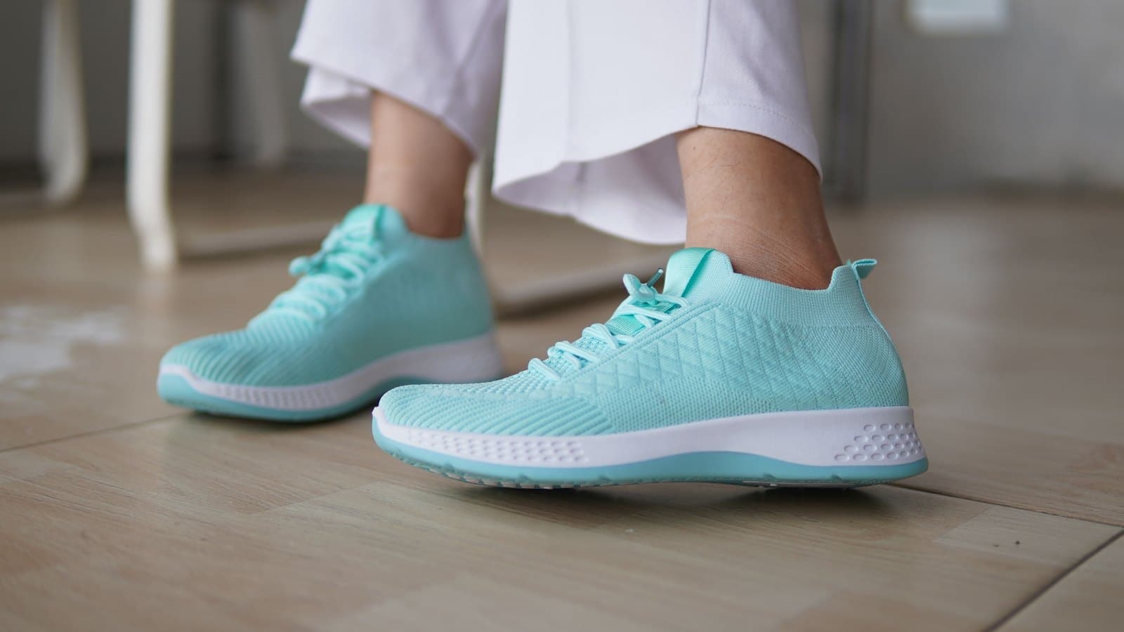 Sneaker turquoise en maille tricotée portée, vue de profil