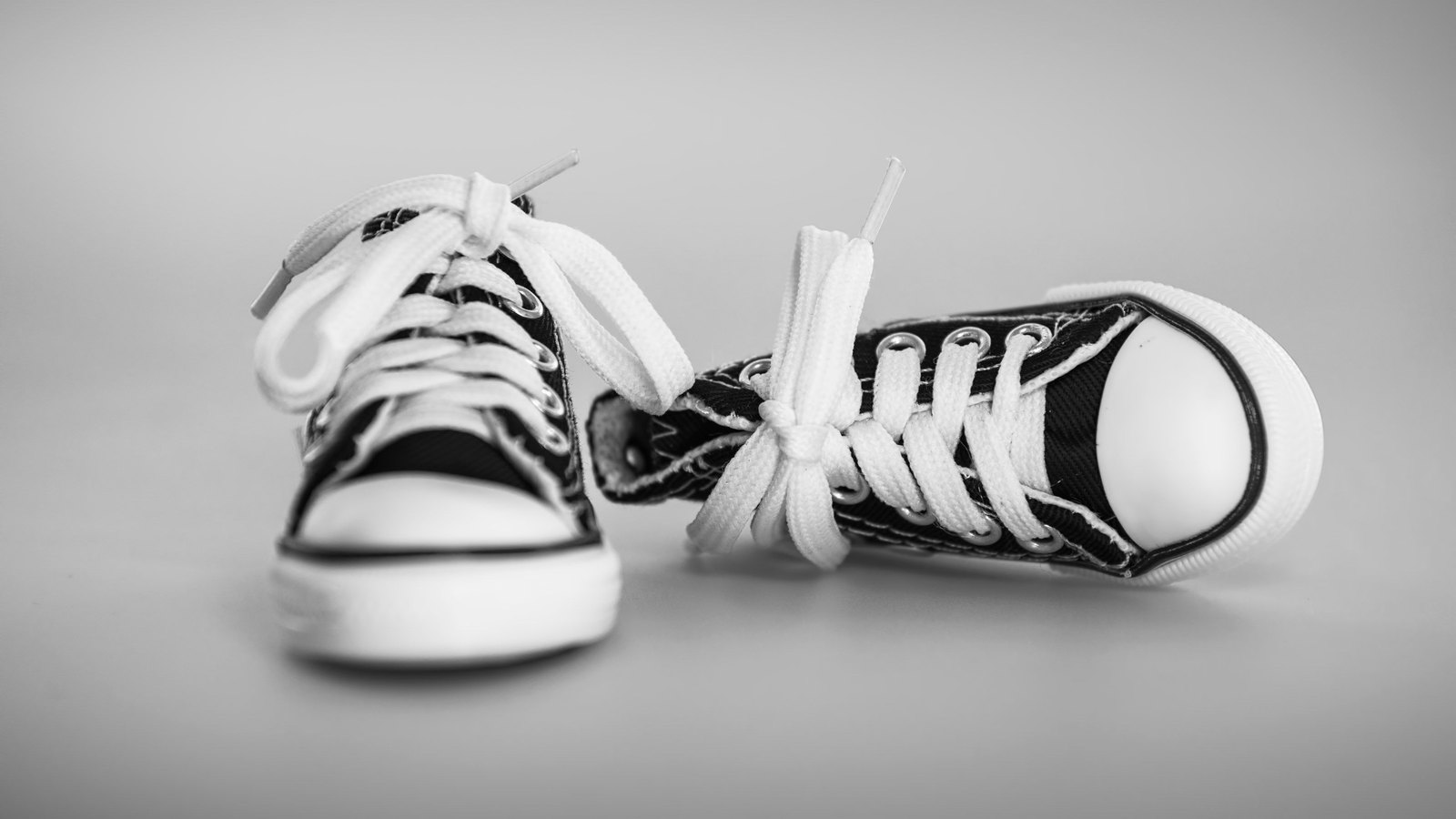 Paire de sneakers montantes en toile photographiée en noir et blanc
