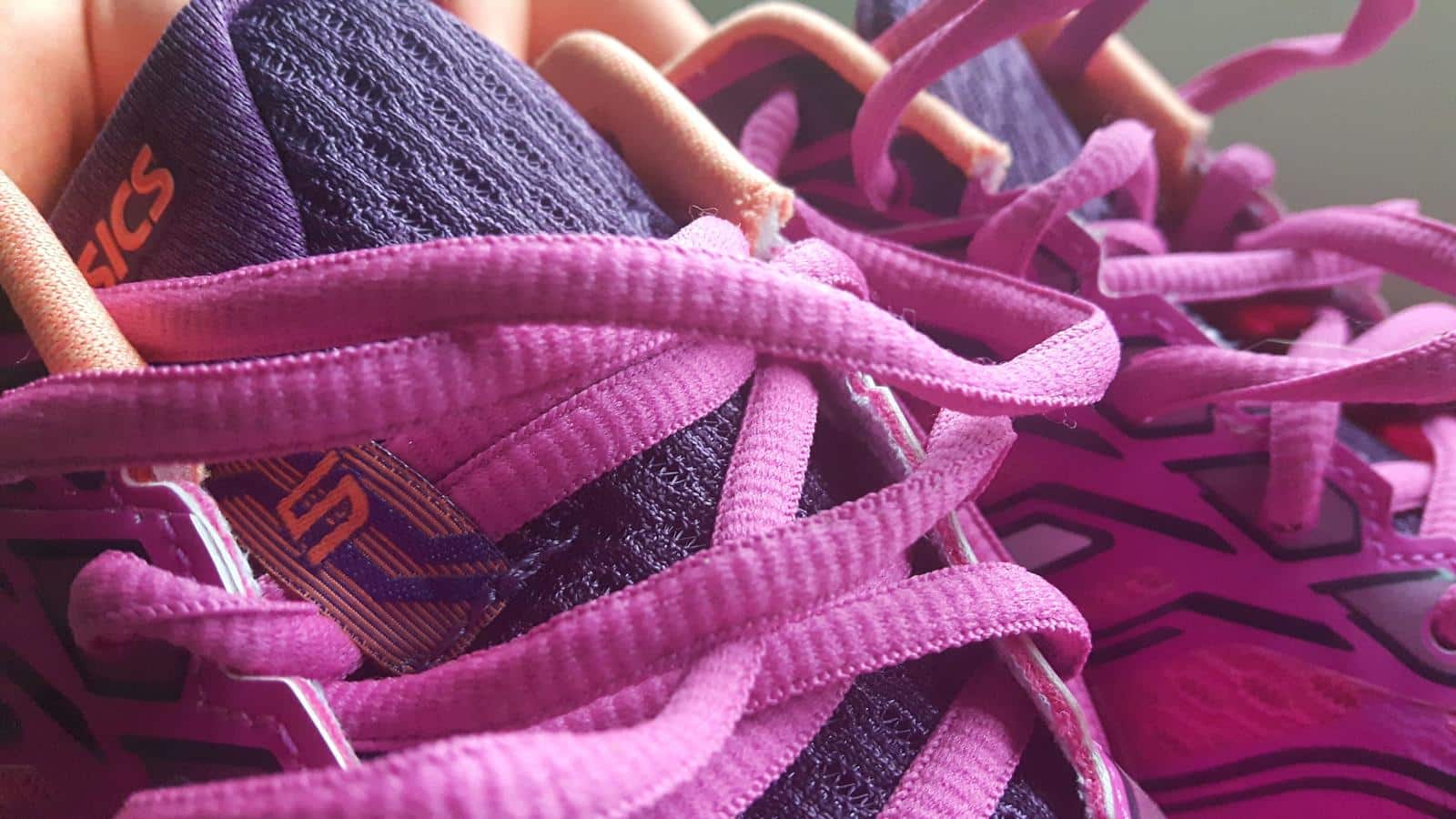 Amas de lacets roses sur des chaussures de sport