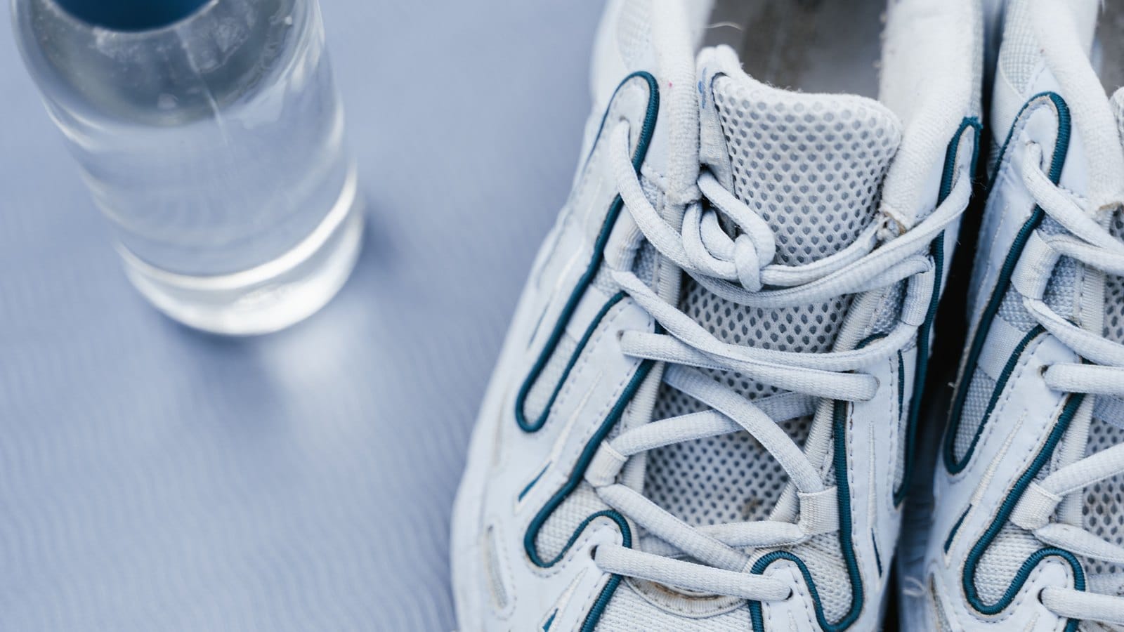 Gros plan sur des sneakers blanches en mesh et leurs lacets