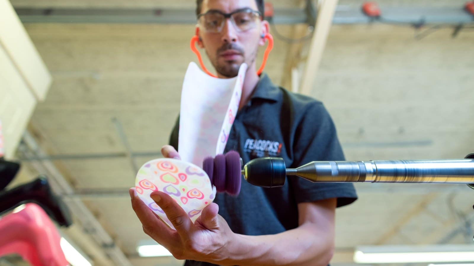 Technicien tenant une semelle orthopédique dans un atelier