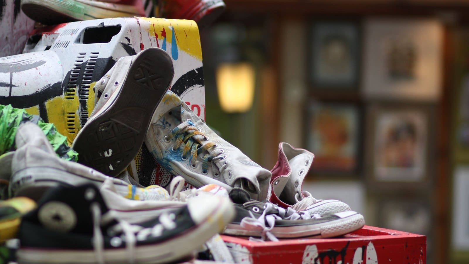 Sneakers d'occasion exposées sur une étagère de boutique