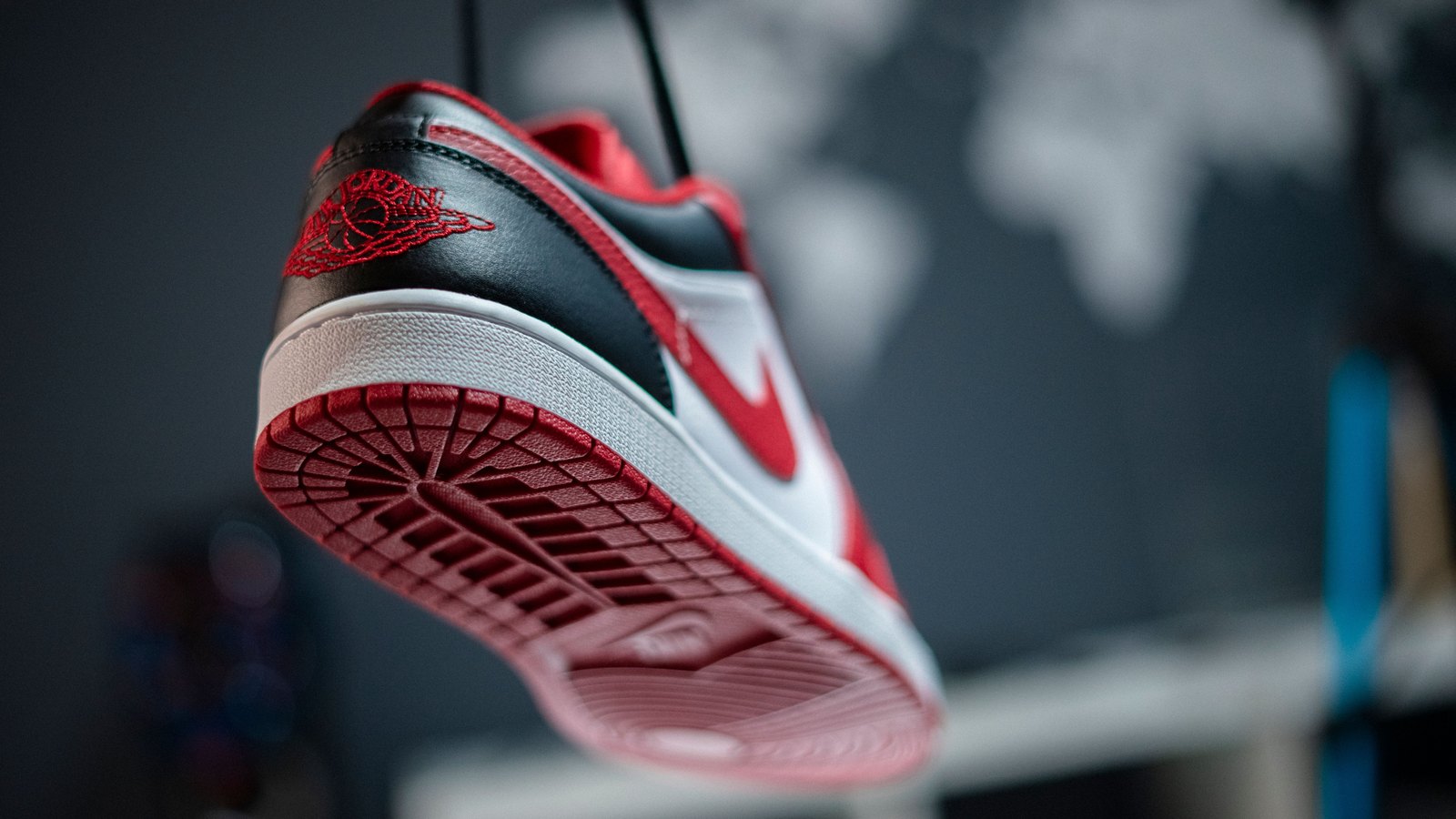 Sneaker montante rouge, blanche et noire vue en contre-plongée