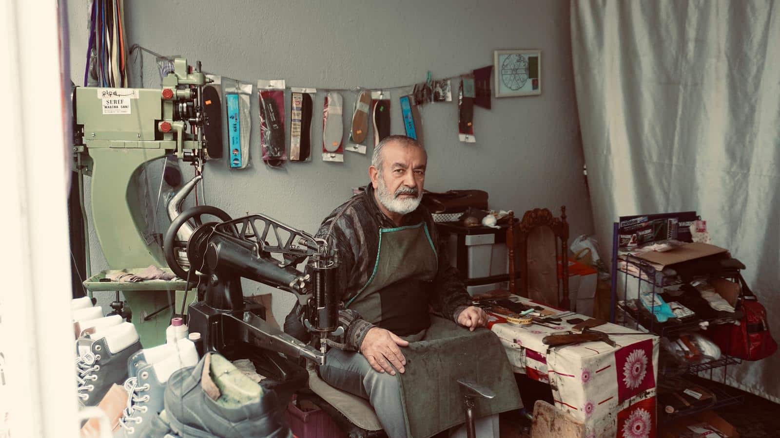Atelier de cordonnerie avec machine à coudre ancienne et chaussures