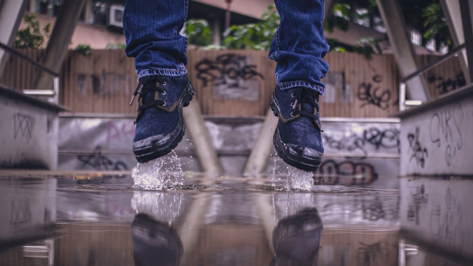 Sneakers sombres sur une surface inondée et réfléchissante