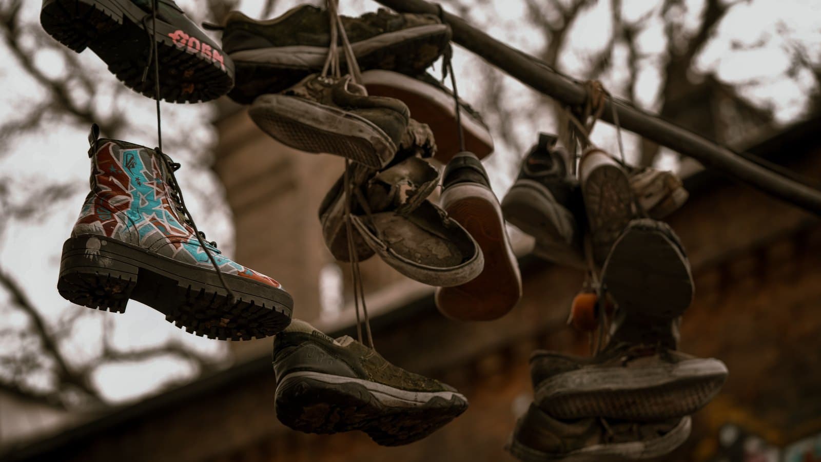 Plusieurs paires de chaussures suspendues à des câbles électriques