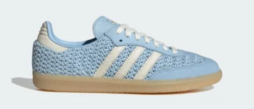 Sneakers adidas Samba OG bleu ciel en maille, bandes crème et semelle gomme, vue de profil