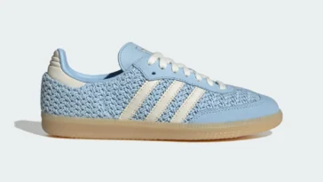 Sneakers adidas Samba OG bleu ciel en maille, bandes crème et semelle gomme, vue de profil