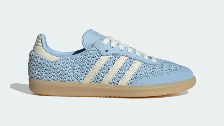 Sneakers adidas Samba OG bleu ciel en maille, bandes crème et semelle gomme, vue de profil