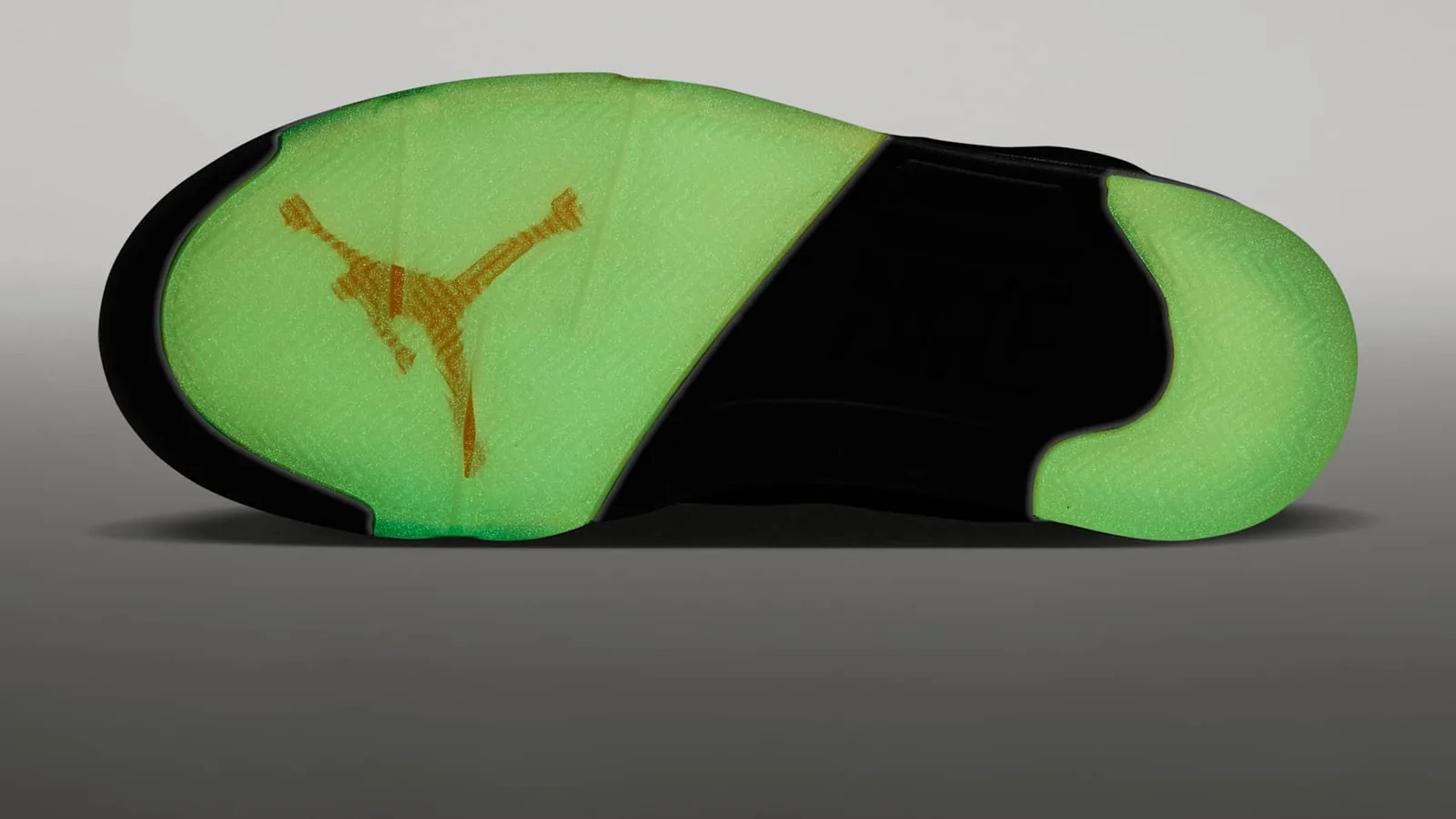 Semelle phosphorescente verte des baskets Air Jordan 5 Halloween, Jumpman orange