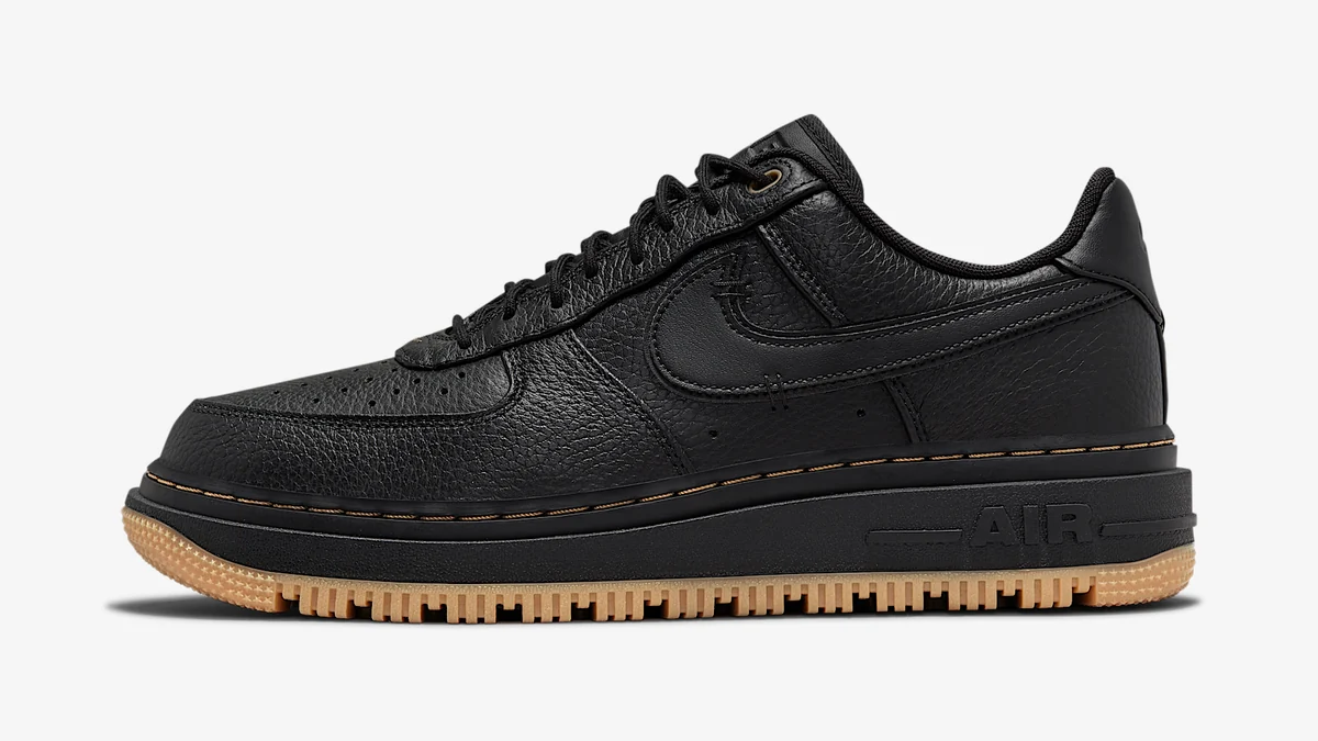 Basket Nike Air Force 1 Luxe en cuir noir à semelle gomme, vue de profil