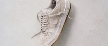 Basket Nike SB Air Force 1 basse en daim beige à semelle gomme, posée sur un fond clair