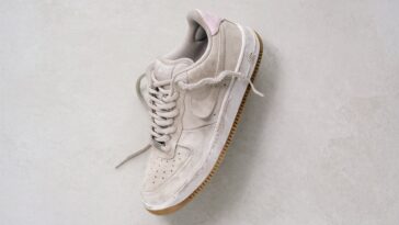 Basket Nike SB Air Force 1 basse en daim beige à semelle gomme, posée sur un fond clair