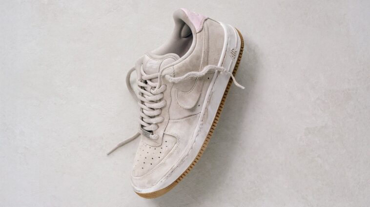 Basket Nike SB Air Force 1 basse en daim beige à semelle gomme, posée sur un fond clair