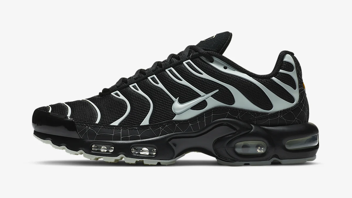 Basket Nike Air Max Plus noire à lignes argentées et imprimé toile d’araignée, vue de profil