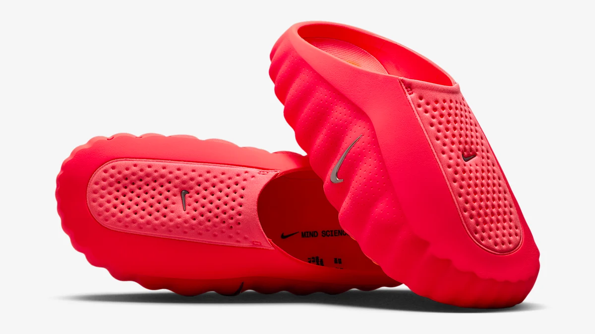 Paire de mules Nike Mind 001 rouges, vue de côté et de dessous