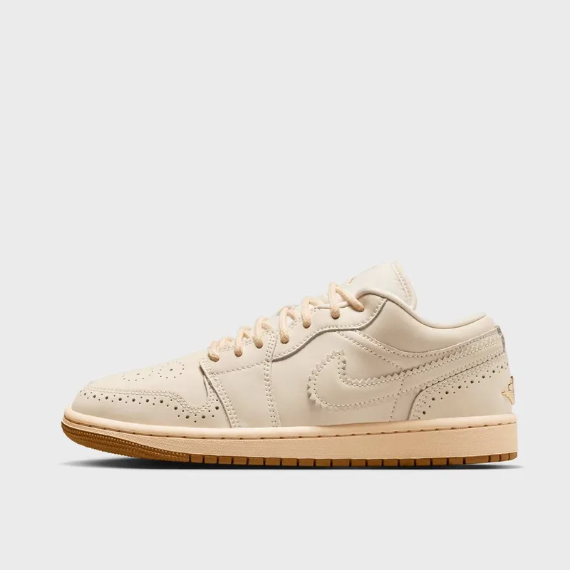 Baskets Air Jordan 1 Low SE femme crème à perforations façon richelieu